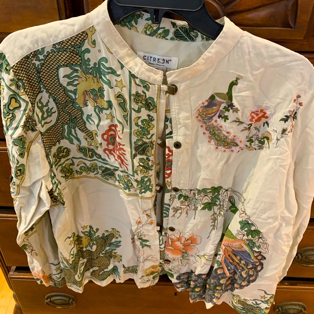 Nice Asian style blouse with fancy snap closure and snap elbow length sleves.